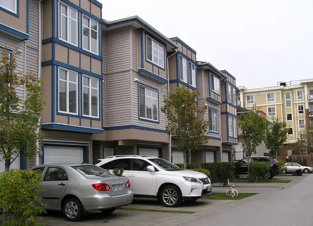 4 Bedroom Townhouse Near Skytrain Station for Rent