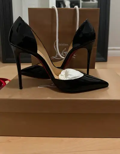 100 mm Pumps - Patent calf leather - Black These shoes have been worn only twice and is in very good...