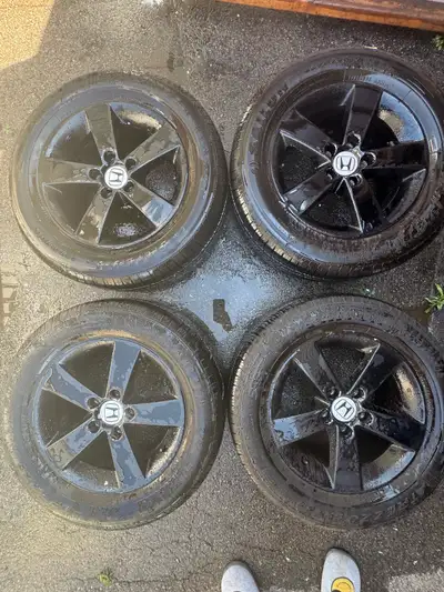 These are a set of all season tires on Honda civic rims with a tire size of 225/60R16, perfect for e...