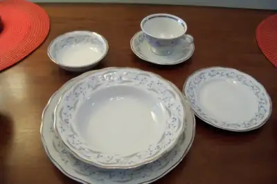 set de vaisselles porcelaine Versailles, Poland, 8 couverts (6 morceaux par couvert), deux plats de...