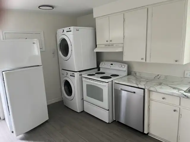 672 Glengarry, March Rent FREE! Adult working folks only