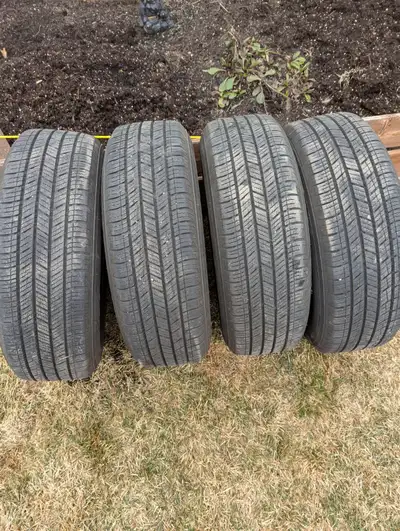 Pneus d'été 195/65R15 en excellente condition sur genre en acier