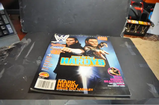 Wwe wrestling magazine program 2007 CHOOSE FROM THE LIST BELOW in Arts & Collectibles in Victoriaville - Image 6