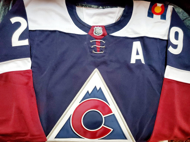 Nathan MacKinnon Colorado Avalanche Navy Alternate Jersey XL in Hockey in St. Catharines - Image 3