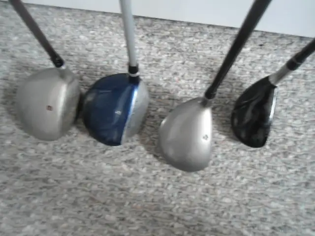 SET OF MEN'S RIGHT HANDED GOLF CLUBS WITH BAG   43 in Golf in Sudbury - Image 6