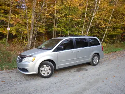 Minivan camper tout équipé de 2012. Entretenu régulièrement, 2 set de pneus (hiver / été), matelas,...