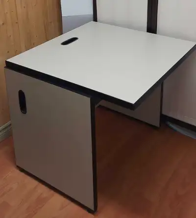 Bureau robuste très propre, très bon état. Pour poste d'ordinateur, table d'imprimante ou pour les d...