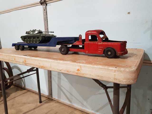 vintage stamped metal Structo truck, trailer with tank, 38" long in Arts & Collectibles in Sarnia - Image 3