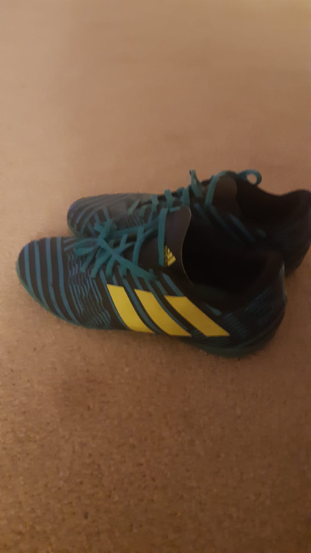 Turf shoes - boys - very good condition in Soccer in Peterborough - Image 4
