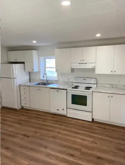 This downtown Lindsay apartment is located above a small retail business with all amenities within w...