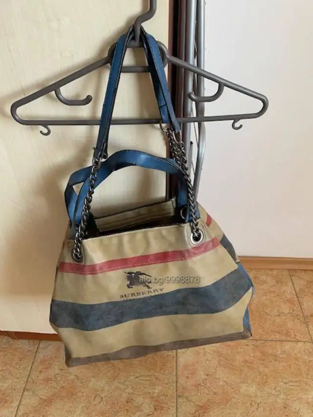 Burberry bag, used condition, in good shape in Women's - Bags & Wallets in City of Toronto - Image 4