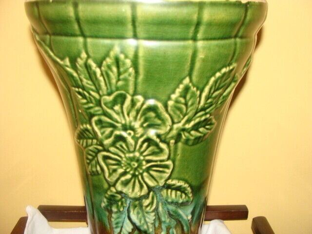 Vase à fleurs, en céramique de couleur vert dans Art et objets de collection  à Laval/Rive Nord - Image 2