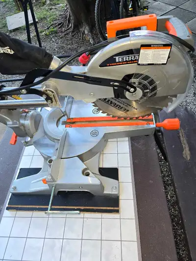 ELECTRIC MITRE SAW. 15A-. 4300 RPM. 12" BLATE - SLIDING - BEVEL - LASER BEAM. IN PERFECT CONDITION....