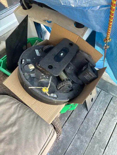 Free used Roomba 880, perfect for spare parts. The plastic, hinged lid hiding the rollers is broken...