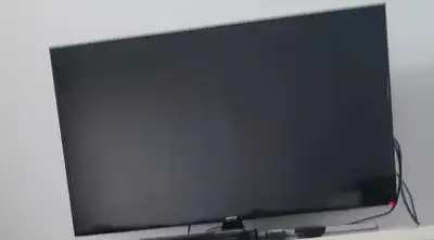 TV samsung 42" avec télécommande Fonctionne très bien, sauf quelque spots apparaissent à l écran par...