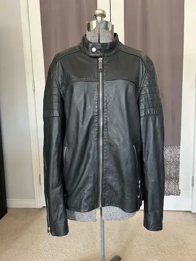 Manteau de cuir Rudsak homme large porté environ 10 fois. Léger accros près d'une poche réparée. Val...