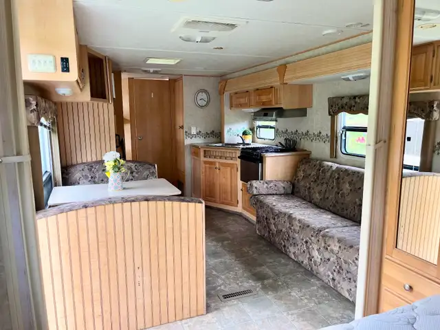 2005 Trail Lite Camper Sleeps 6 in Travel Trailers & Campers in Fort St. John - Image 4