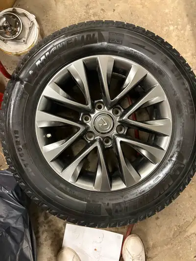 Michelin x ice winter tire. Wheel not included. 265/60 18.