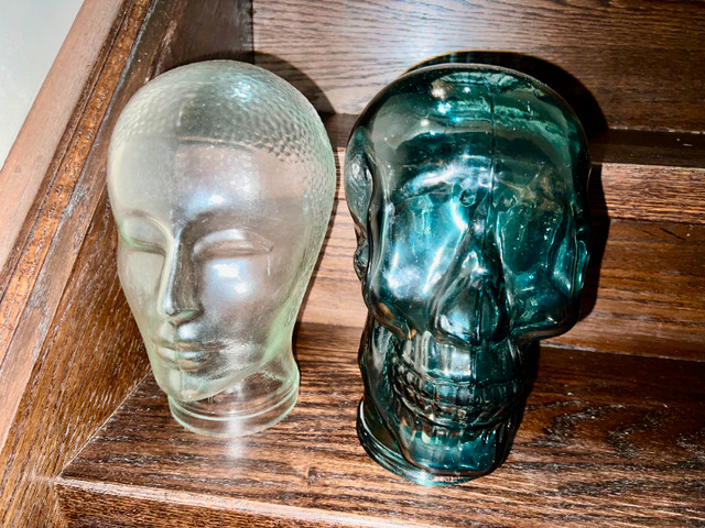 3 MANNEQUIN HEADS - 1 WOOD / 1 BUBBLE GLASS / 1 SKULL IN GLASS in Arts & Collectibles in Mississauga / Peel Region - Image 2