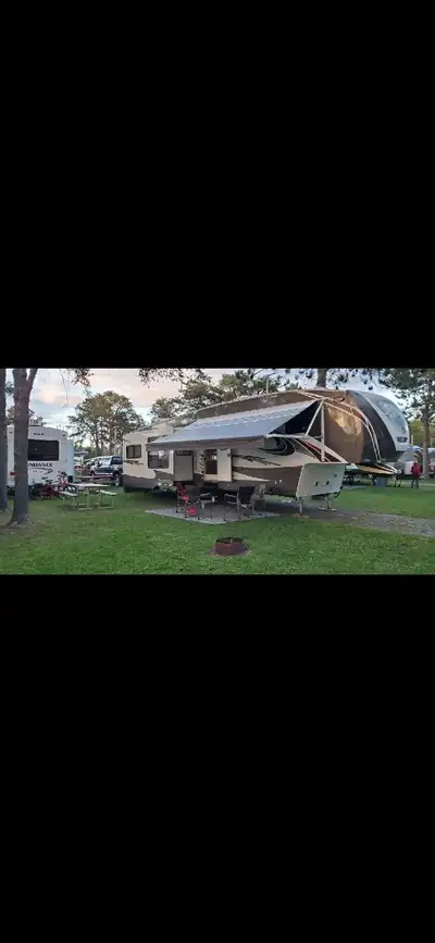 Je vends une Fifth Wheel 2013 impeccable, spacieuse et bien entretenue offre tout le confort nécessa...