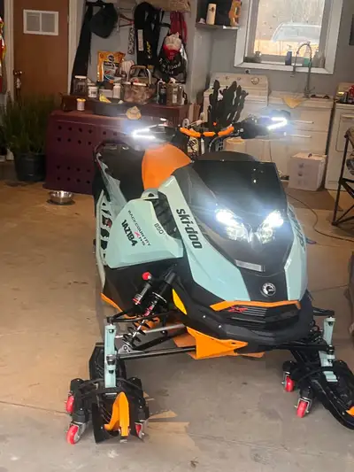 Excellent condition always dealer maintainedSelling my skidoo backcountry 850 XRS with front bumper...