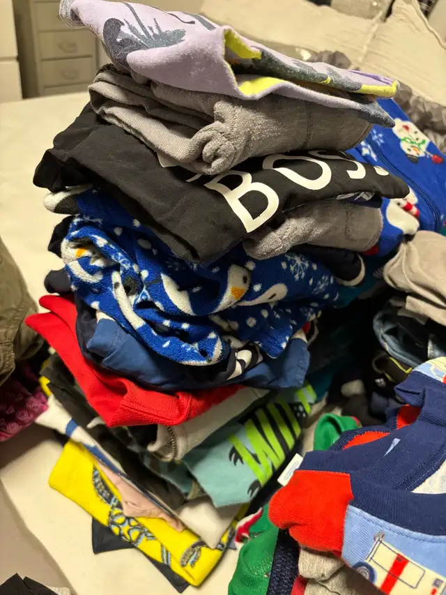 Lot de vêtements (plusieurs tailles 2-8 ans pour garçon) in Kids & Youth in Laval / North Shore - Image 8