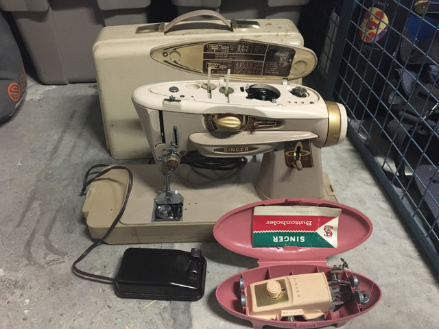 Singer Sewing Machine in Hobbies & Crafts in City of Toronto
