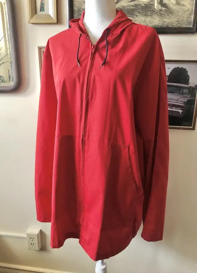 Vintage Red Outdoor Lightweight Jacket Poly Cotton Coat in Women's - Tops & Outerwear in Calgary - Image 2