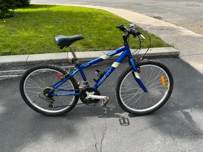 Vélo Next Challennger, en très bonne condition, tout frais ajusté et huilé. Tout fonctionne ! Cloche...