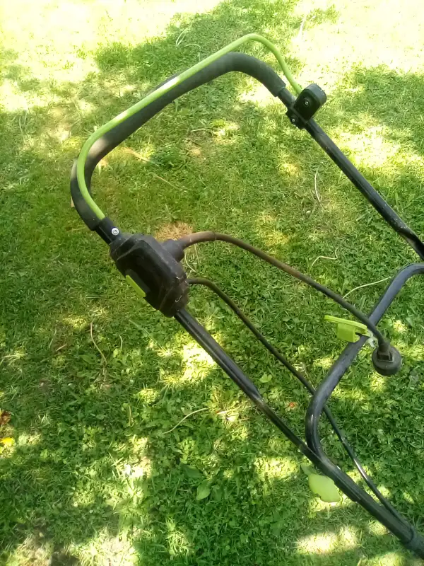 Lawn Master- tondeuse  (Électrique) in Lawnmowers & Leaf Blowers in City of Montréal - Image 8