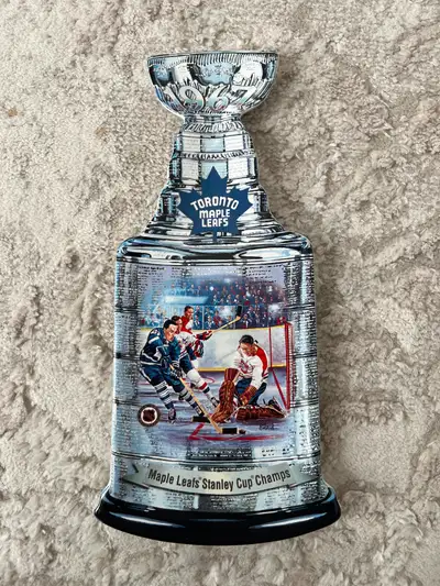 The Memorable 1967 Toronto Maple Leafs' collectible plate, and Hart Trophy 1966-1970 card, and Vinta...