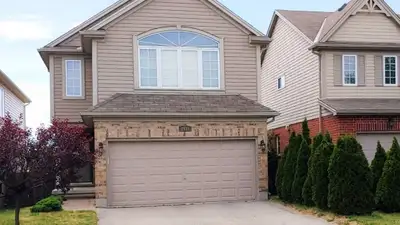 Spacious 3-bedroom 2.5-bathroom house with double car garage & driveway. 1831sf top floors, plus 708...