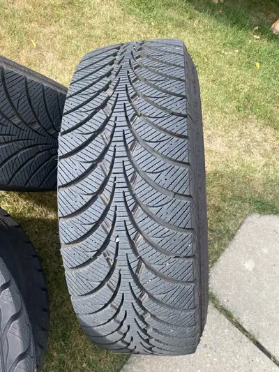 Winter tires on rims, like new, just used three months last winter, compatible on ford f-150 / Linco...