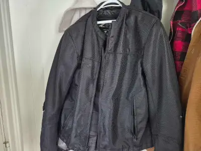 Z1r medium motorcycle jacket with built in shoulder and elbow armor. Removable rain liner. Screen st...