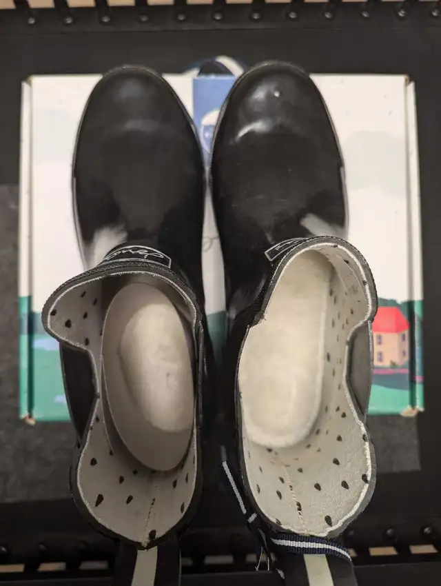 Joules Wellibob Rain Boots Gloss Black Size 10 BNIB in Women's - Shoes in Oakville / Halton Region - Image 4