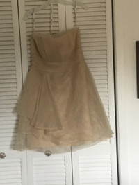 Robe courte grandeur 8.  Short dress size 8.
