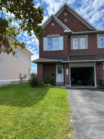 Beautiful house end unit in Avalon Orléans. The house combines a functional layout with the added be...