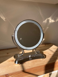 Dual-Sided Magnification Lighted Mirror