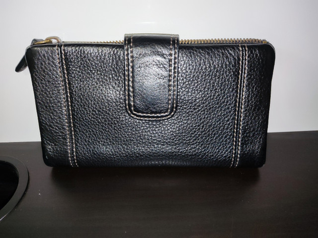 Fossil Women's Wallet- black Leather  in Women's - Bags & Wallets in Red Deer - Image 3
