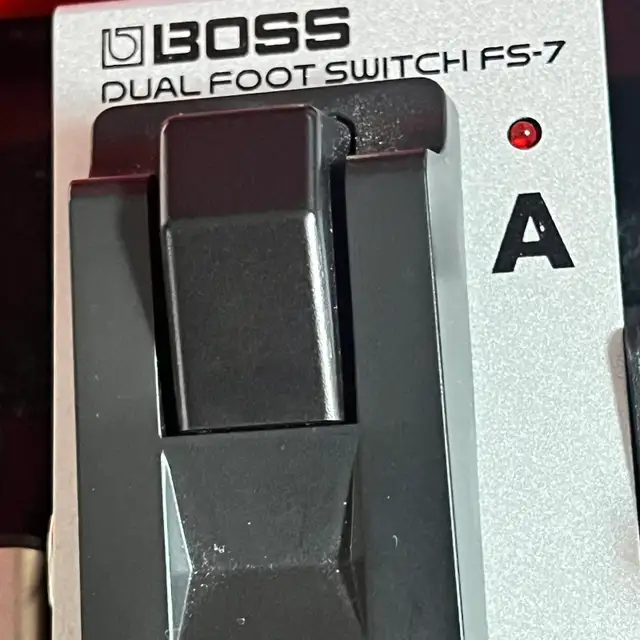 all pedals are wireless plus rechargeable Pedalboard and more  in Guitars in Ottawa - Image 7