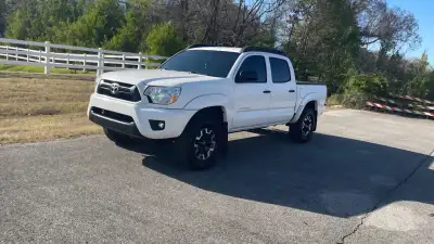 2012 Toyota Tacoma 4.0 6cyl 4x4. 266,000kms bed cover tow package. Truck is in great shape and drive...