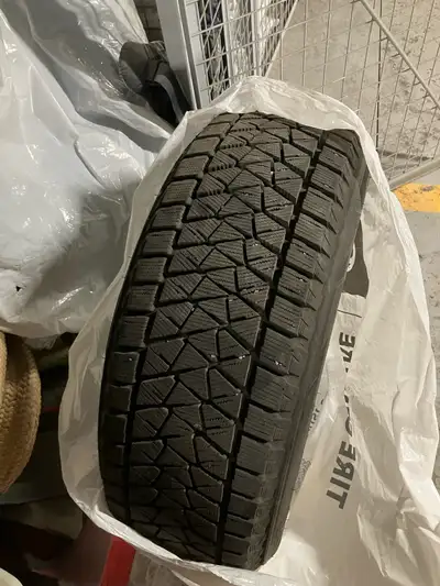 Bridgestone Blizzack 235/60R18 Achetés en décembre 2025 Ont roulé 2000 km Vente pour cause de décès...