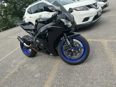 End of season sale price Cbr 1000 Fireblade, low kms and some custom touches, passed safety a few th...