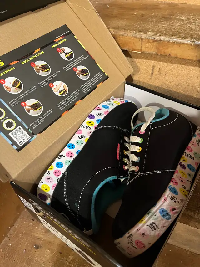 Heelys - Girls heel rolling shoes size 8 in Kids & Youth in Oshawa / Durham Region - Image 3