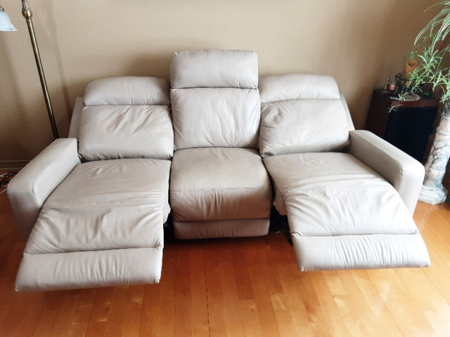 Sofa en cuir inclinable dans Sofas et futons  à Ouest de l’Île - Image 3