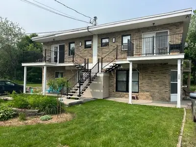 3½ récemment rénové, rez-de-chaussé, entrée laveuse/sécheuse, 2 stationnements extérieur, cabanon, p...