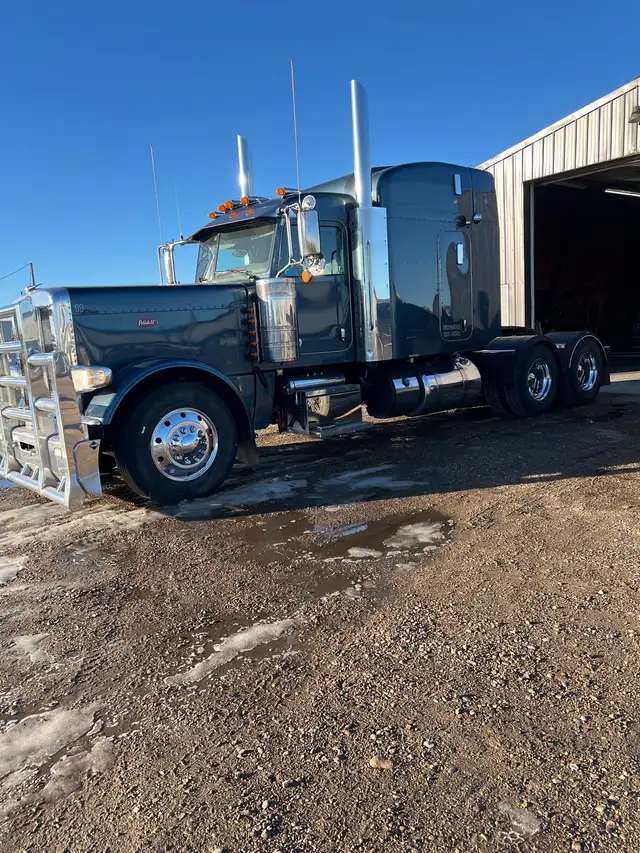 389 Peterbilt  in Heavy Trucks in Lethbridge - Image 2