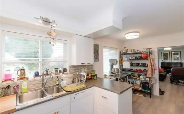 3 beds 1 bath walking to UVic in Room Rentals & Roommates in Victoria - Image 5