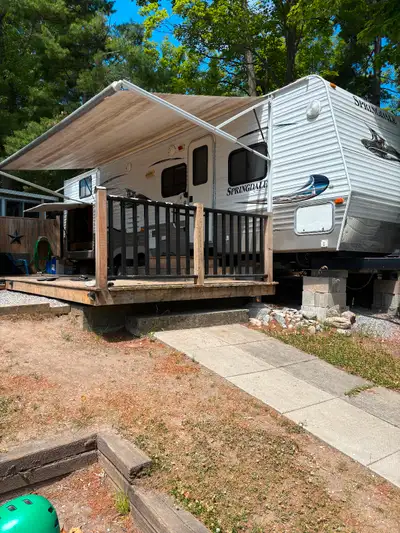 2010 Springdale keystone travel trailer Sleeps 9 2 bedroom - queen bed and bunk room with 3 bunks Lo...