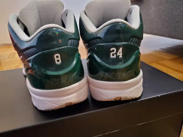 2019 Kobe IV protro undefeated kobe 4 milwaukee bucks size 10.5 in Men's Shoes in Hamilton - Image 2